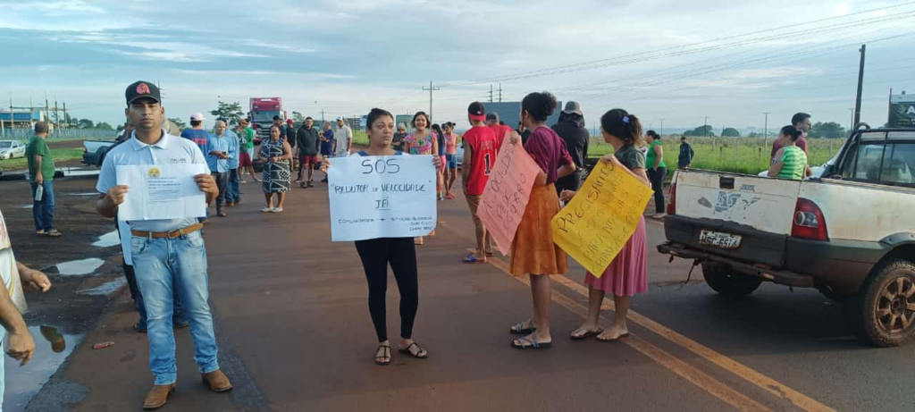 Populares bloqueiam trecho da BR-163 em protesto por mais segurança na rodovia, em Dourados