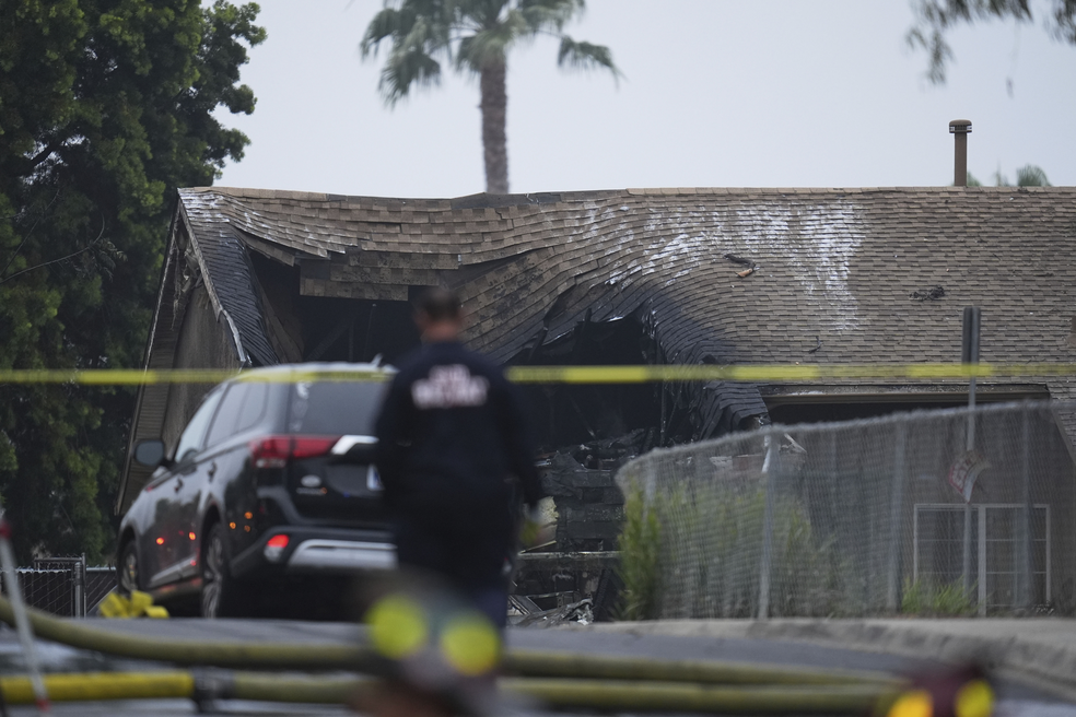 Avião de pequeno porte cai em San Diego, nos EUA, e atinge casas, polícia fala em vários mortos