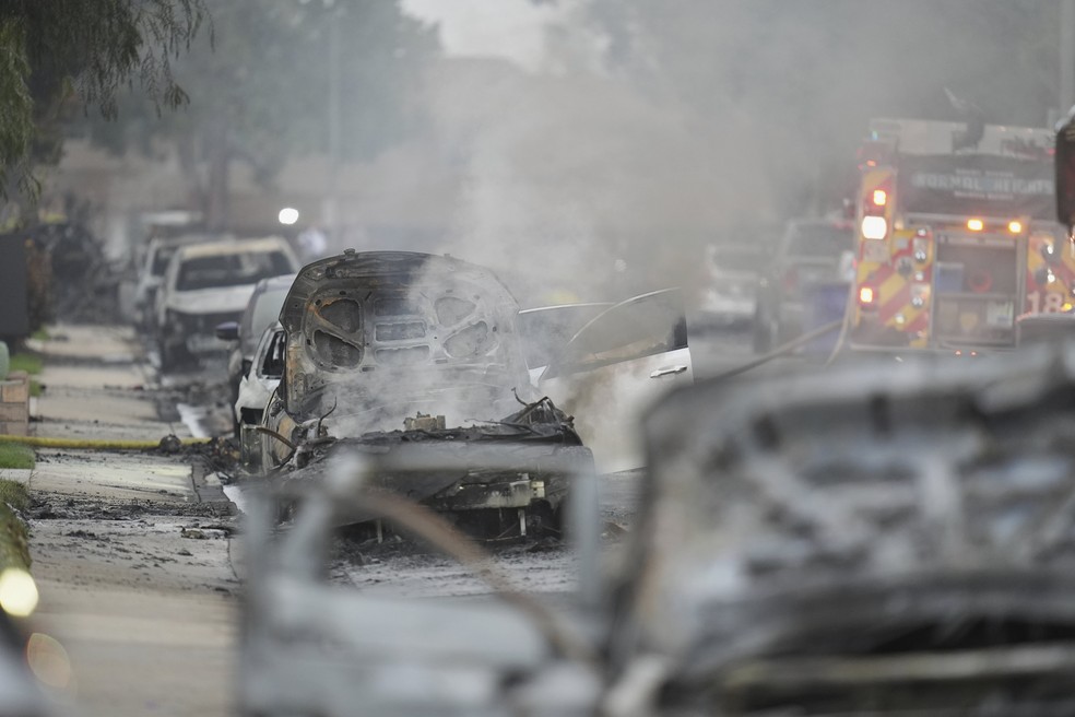 Avião de pequeno porte cai em San Diego, nos EUA, e atinge casas, polícia fala em vários mortos