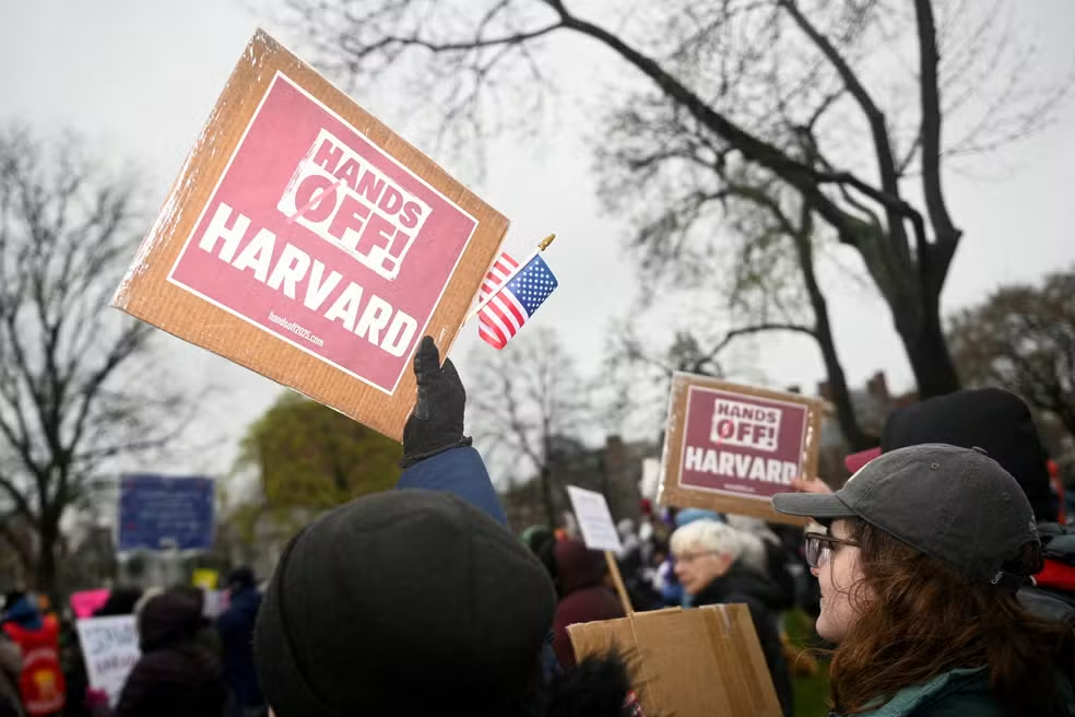 Harvard processa governo dos EUA após Trump proibir alunos estrangeiros Harvard processa governo dos EUA após Trump proibir alunos estrangeiros