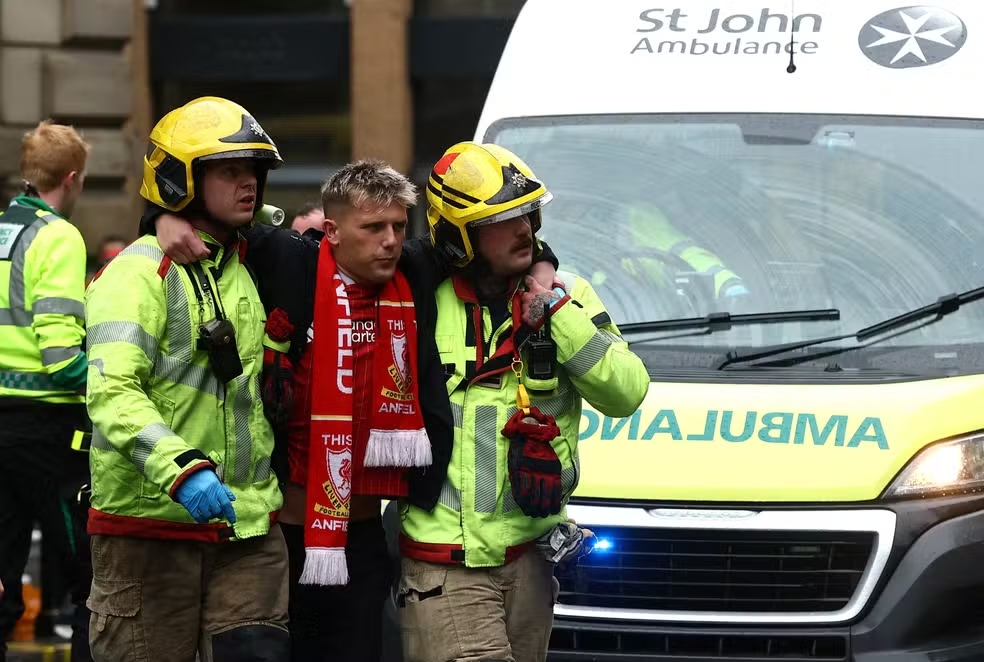 Motorista atropela multidão que comemorava vitória do Liverpool na Premier League; 47 ficam feridos Motorista atropela multidão que comemorava vitória do Liverpool na Premier League; 47 ficam feridos