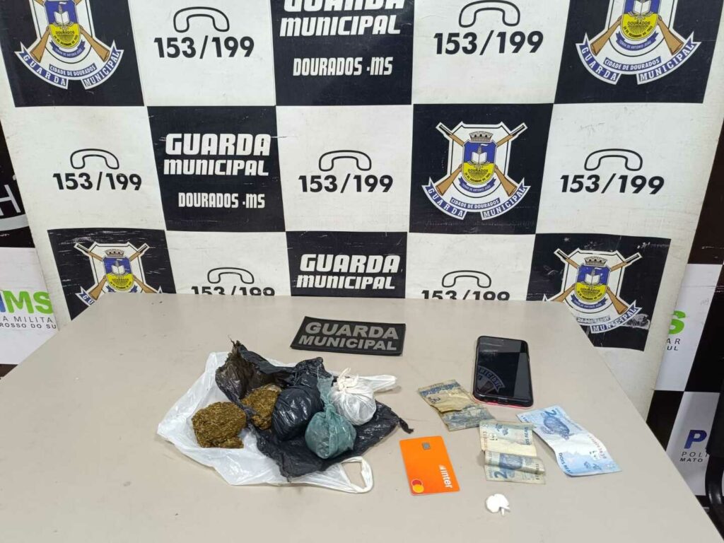 Dupla é detida com porções de maconha e cocaína no Jardim Carisma Dupla é detida com porções de maconha e cocaína no Jardim Carisma