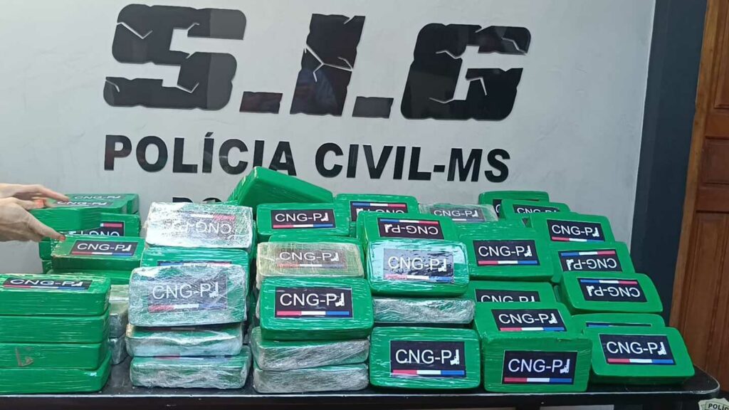 Carga milionária de pasta base é apreendida e três são presos em Dourados Carga milionária de pasta base é apreendida e três são presos em Dourados