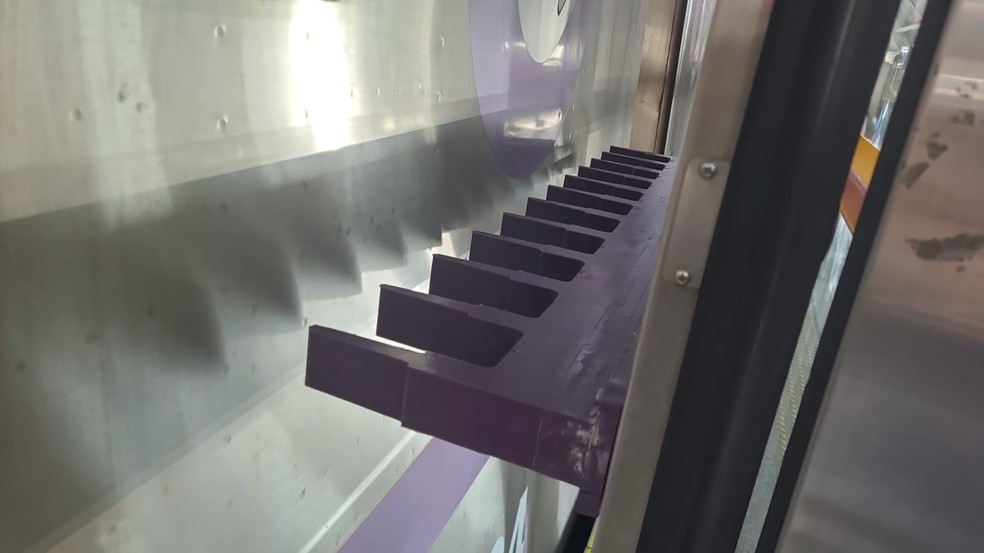 Após morte de passageiro no metrô, ViaMobilidade começa a instalar barras de segurança na Linha 5-Lilás Após morte de passageiro no metrô, ViaMobilidade começa a instalar barras de segurança na Linha 5-Lilás