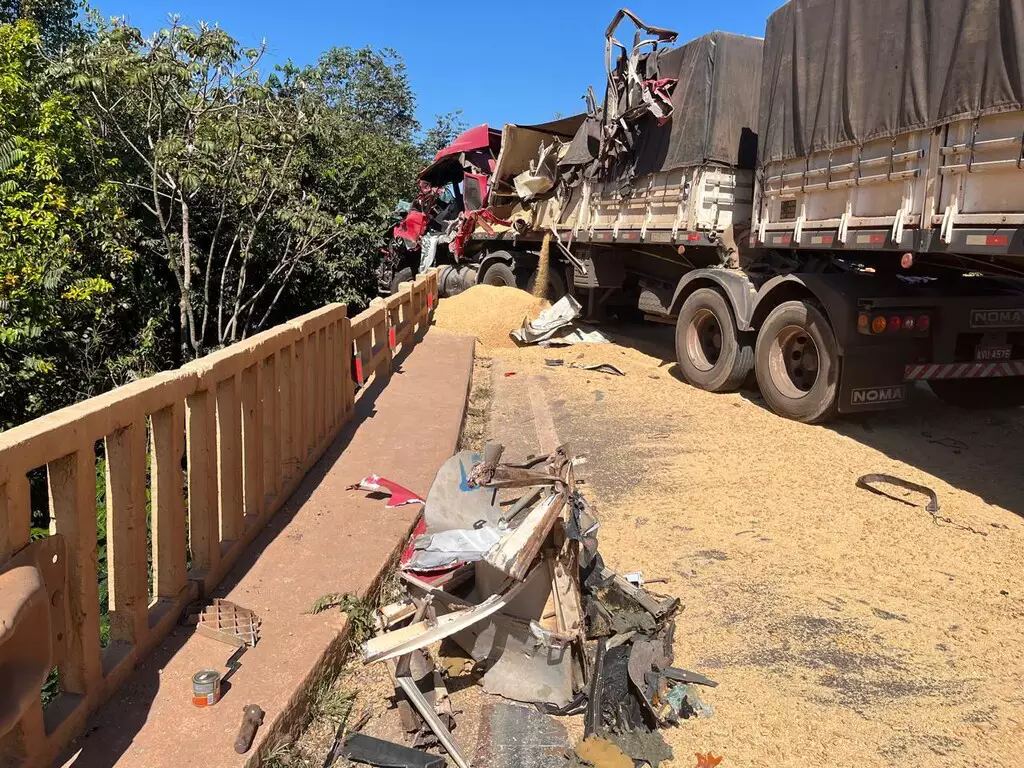 Motorista fica preso às ferragens em grave acidente entre caminhões em Sonora (vídeo) Motorista fica preso às ferragens em grave acidente entre caminhões em Sonora (vídeo)