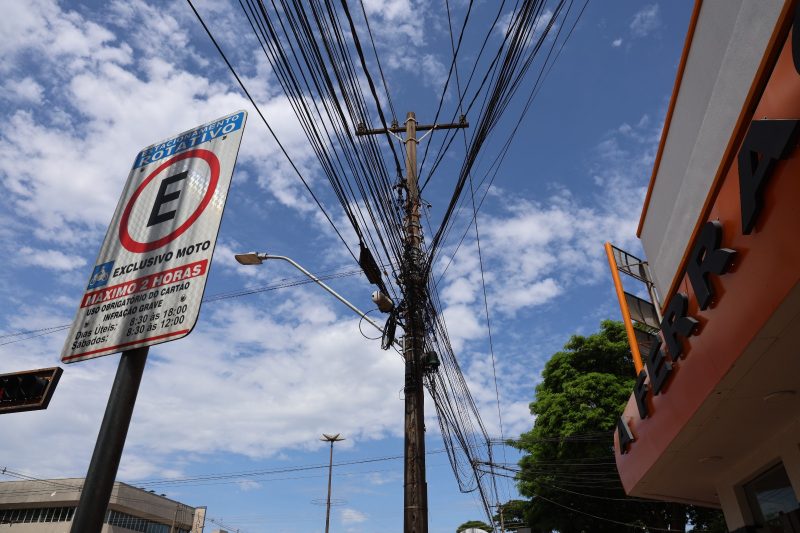 Prefeitura reúne operadoras e cobra fim da poluição visual, dos fios soltos e emaranhados nos postes Prefeitura reúne operadoras e cobra fim da poluição visual, dos fios soltos e emaranhados nos postes