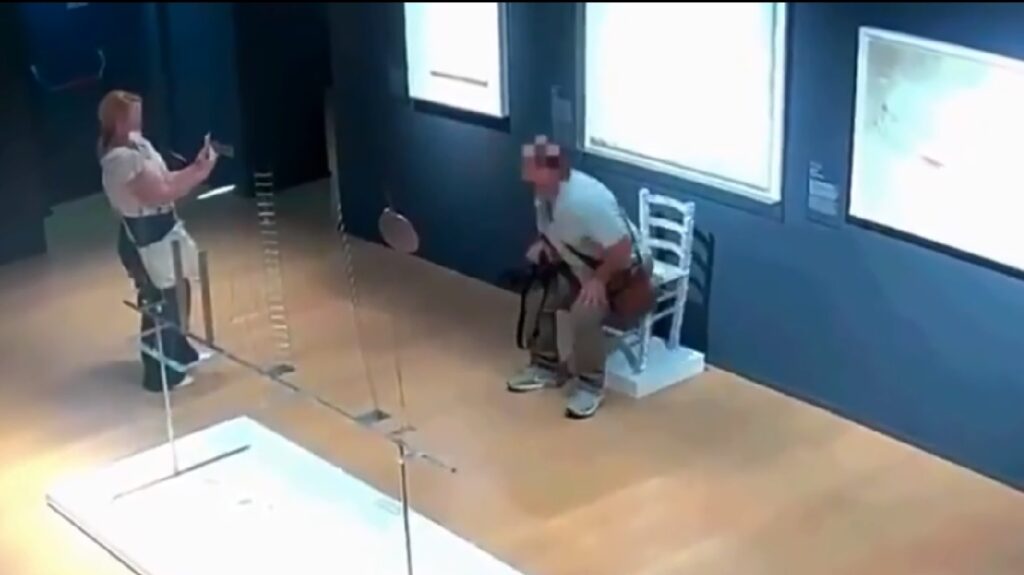 Turista que tentava fazer meme tropeça e rasga quadro de 300 anos em museu de Florença