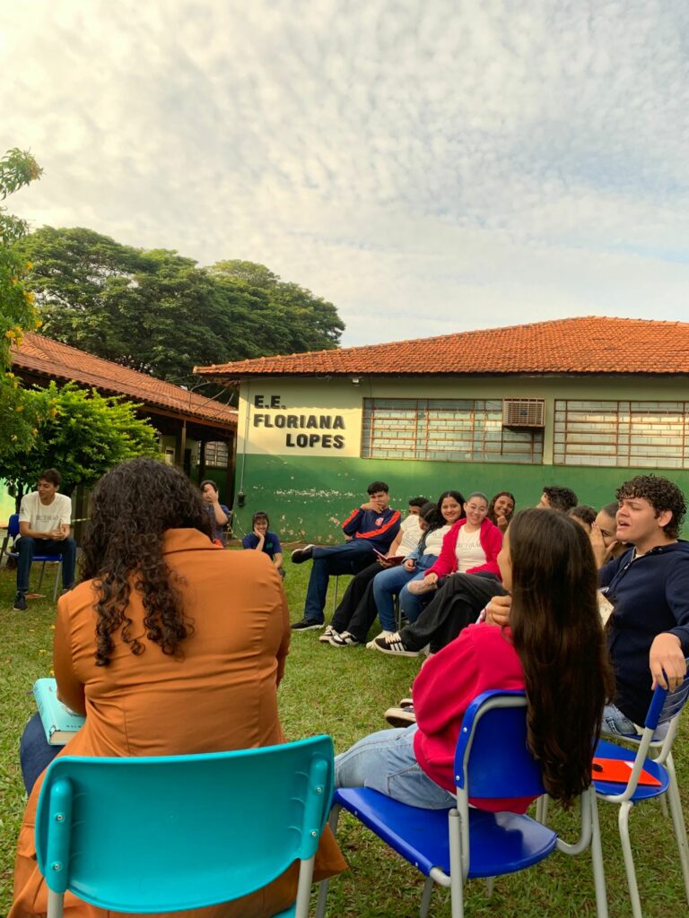 Entre Estantes: Construção de uma comunidade de leitores Entre Estantes: Construção de uma comunidade de leitores