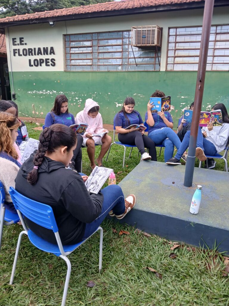 Entre Estantes: Construção de uma comunidade de leitores Entre Estantes: Construção de uma comunidade de leitores