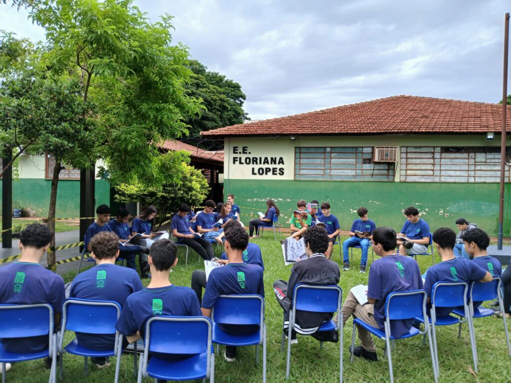 Entre Estantes: Construção de uma comunidade de leitores Entre Estantes: Construção de uma comunidade de leitores
