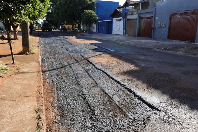 Prefeitura mantém operação tapa-buracos em várias regiões de Dourados