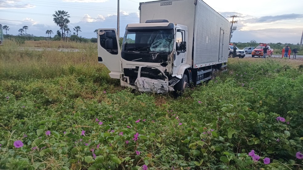Quatro pessoas morrem em colisão entre ambulância e caminhão no Ceará Quatro pessoas morrem em colisão entre ambulância e caminhão no Ceará