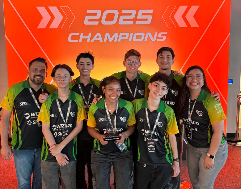 Equipe da Escola Sesi de Dourados ganha troféu em torneio nos Emirados Árabes