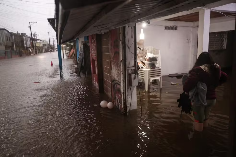 'Perdemos tudo de novo': chuvas no RS inundam casas em uma das cidades mais atingidas em enchentes de 2024 'Perdemos tudo de novo': chuvas no RS inundam casas em uma das cidades mais atingidas em enchentes de 2024