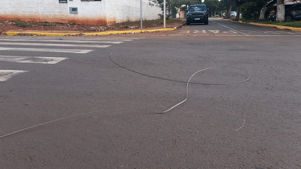 Fios soltos viram armadilhas pelas ruas e quase causam tragédia em Dourados Fios soltos viram armadilhas pelas ruas e quase causam tragédia em Dourados