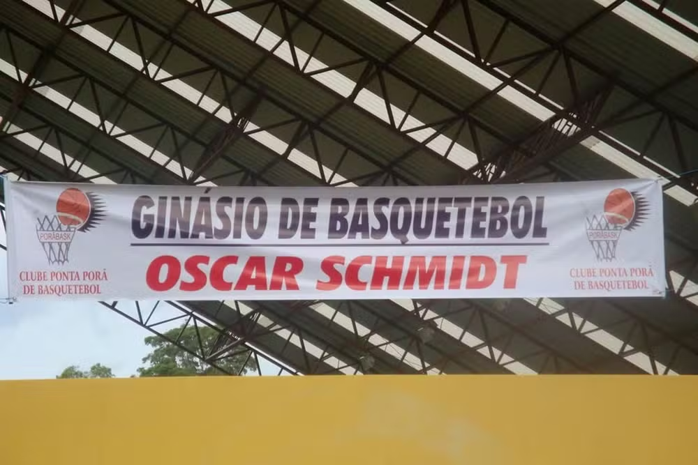 Encontro com lenda do basquete transforma sonho em realidade e quadra de terra vira ginásio em MS Encontro com lenda do basquete transforma sonho em realidade e quadra de terra vira ginásio em MS