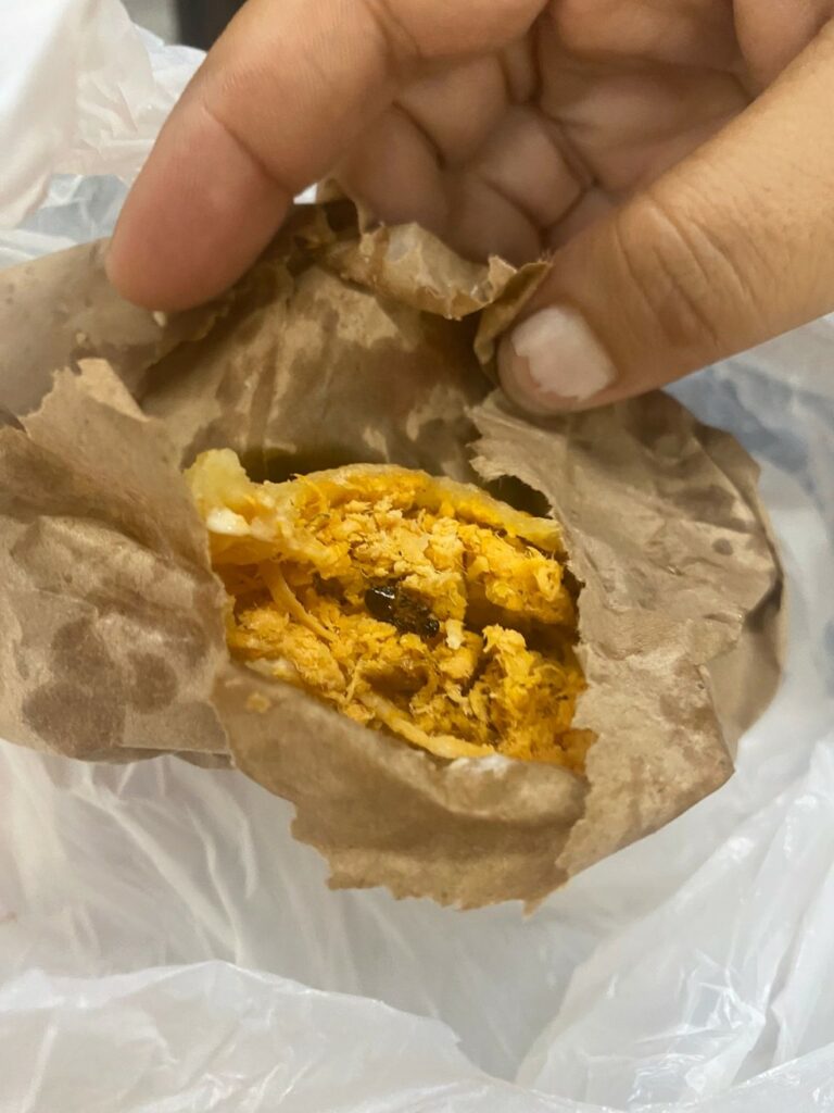 Lanchonete é fechada e funcionária é detida depois de cliente denunciar que comeu pastel com barata viva Lanchonete é fechada e funcionária é detida depois de cliente denunciar que comeu pastel com barata viva