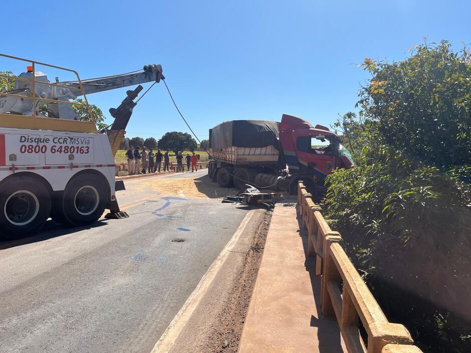 Motorista fica preso às ferragens em grave acidente entre caminhões em Sonora (vídeo) Motorista fica preso às ferragens em grave acidente entre caminhões em Sonora (vídeo)