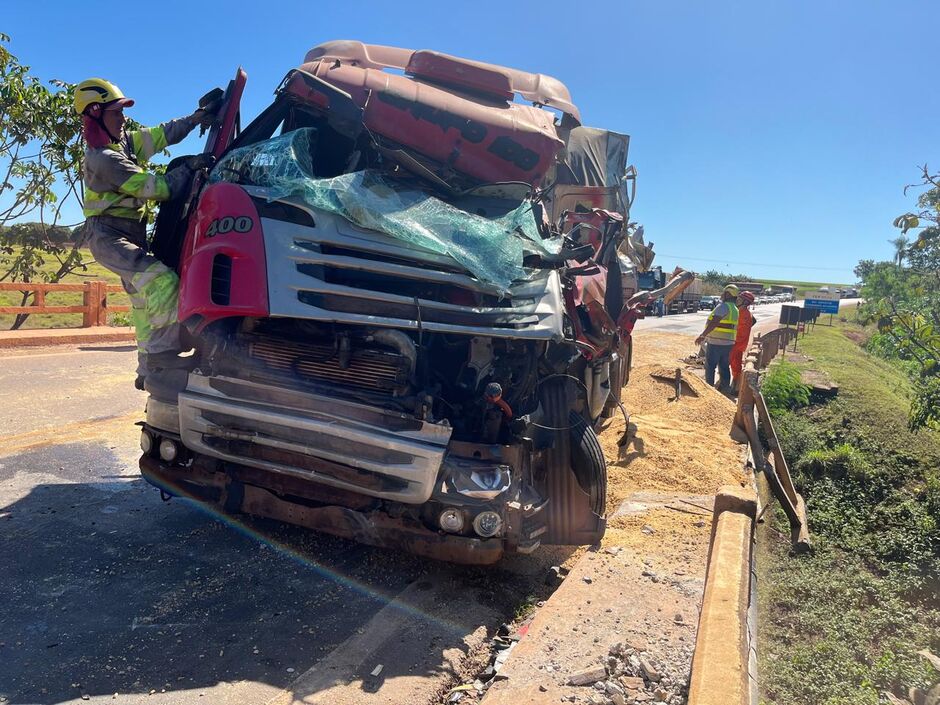 Motorista fica preso às ferragens em grave acidente entre caminhões em Sonora (vídeo) Motorista fica preso às ferragens em grave acidente entre caminhões em Sonora (vídeo)