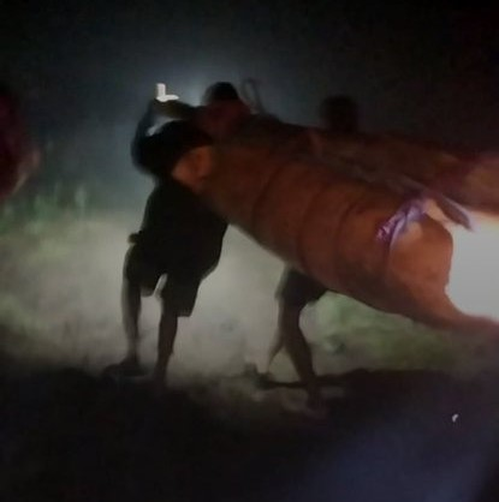 Corpo de Juliana Marins é içado de vulcão na Indonésia e levado de maca até base