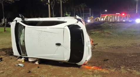 Carro desgovernado atinge letreiro "Amo Dourados" e capota no Parque Antenor Carro desgovernado atinge letreiro "Amo Dourados" e capota no Parque Antenor