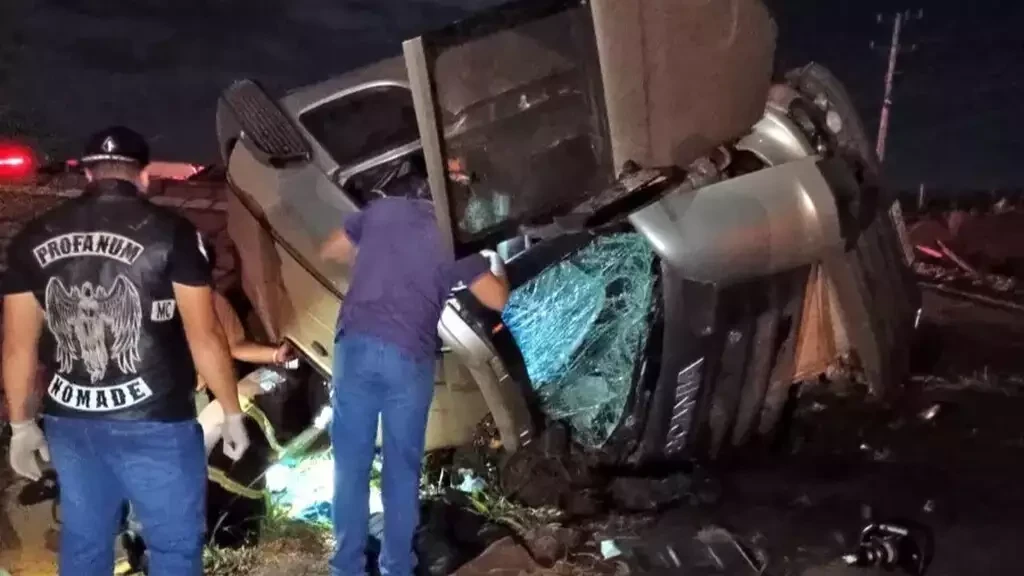 Grave acidente na MS-134 deixa seis feridos, incluindo três crianças Grave acidente na MS-134 deixa seis feridos, incluindo três crianças
