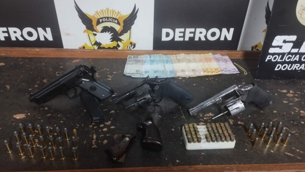 Polícia Civil prende acusados de tráfico e apreende drogas, dinheiro e armas em Dourados Polícia Civil prende acusados de tráfico e apreende drogas, dinheiro e armas em Dourados