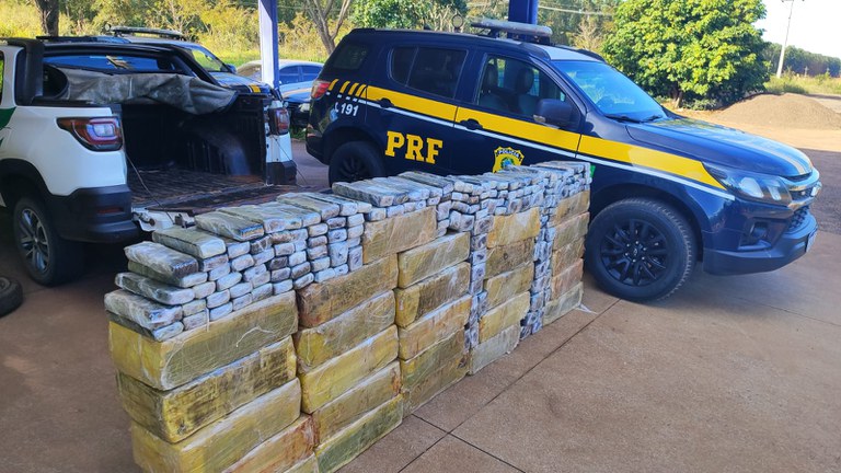 PRF apreende mais de 1.200 kg de maconha em Três Lagoas e em Caarapó PRF apreende mais de 1.200 kg de maconha em Três Lagoas e em Caarapó