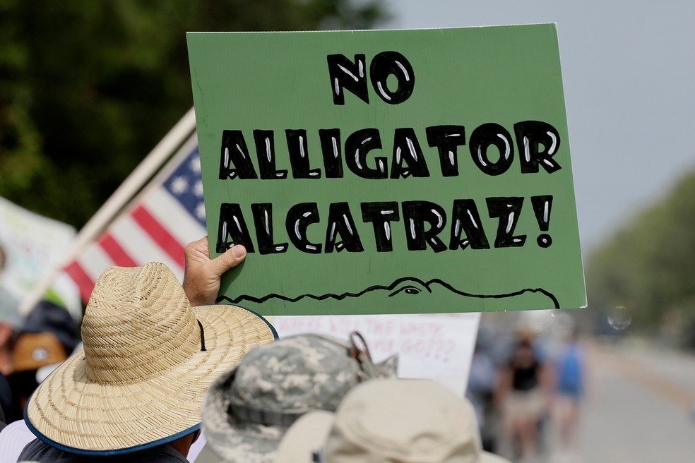 Primeiro grupo de imigrantes chega à 'Alcatraz dos jacarés', centro de detenção na Flórida, diz agência