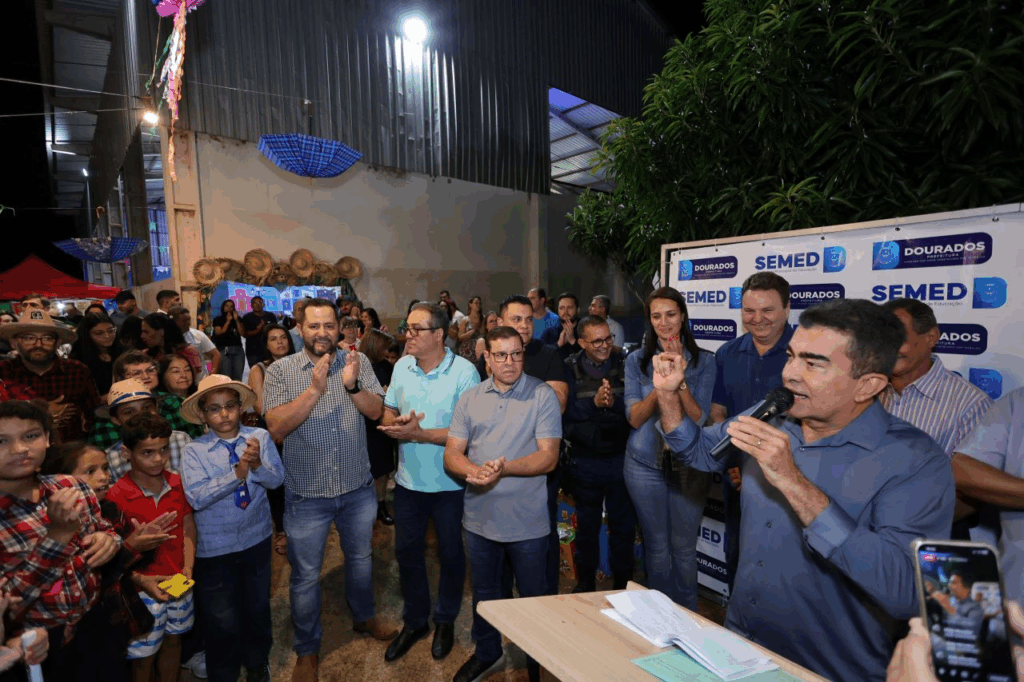 Prefeito assina ordem de serviço para reforma da Escola Professora Avani Cargnelutti Prefeito assina ordem de serviço para reforma da Escola Professora Avani Cargnelutti