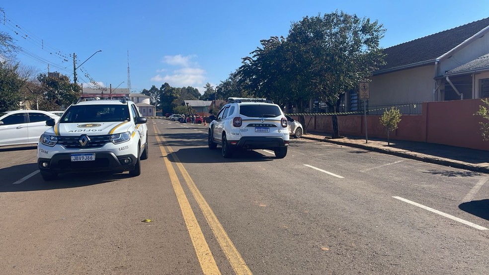 Criança morre e outras duas ficam feridas após adolescente invadir escola no RS com faca Criança morre e outras duas ficam feridas após adolescente invadir escola no RS com faca