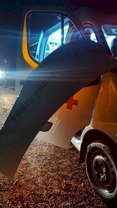 Médico, enfermeiro e motorista de Ivinhema saem ilesos após ambulância colidir com bezerra Médico, enfermeiro e motorista de Ivinhema saem ilesos após ambulância colidir com bezerra