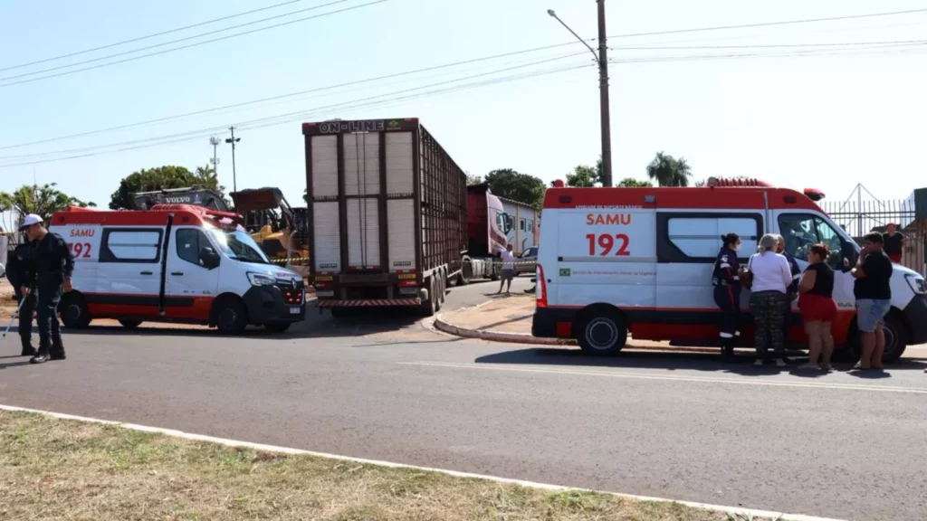 Motociclista morre ao ser atingida por caminhão boiadeiro em Campo Grande Motociclista morre ao ser atingida por caminhão boiadeiro em Campo Grande