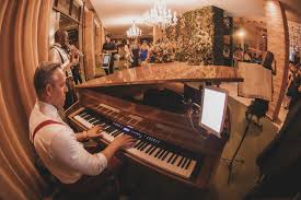 Com todos os convites vendidos, OAB Dourados realiza Baile do Rubi neste sábado