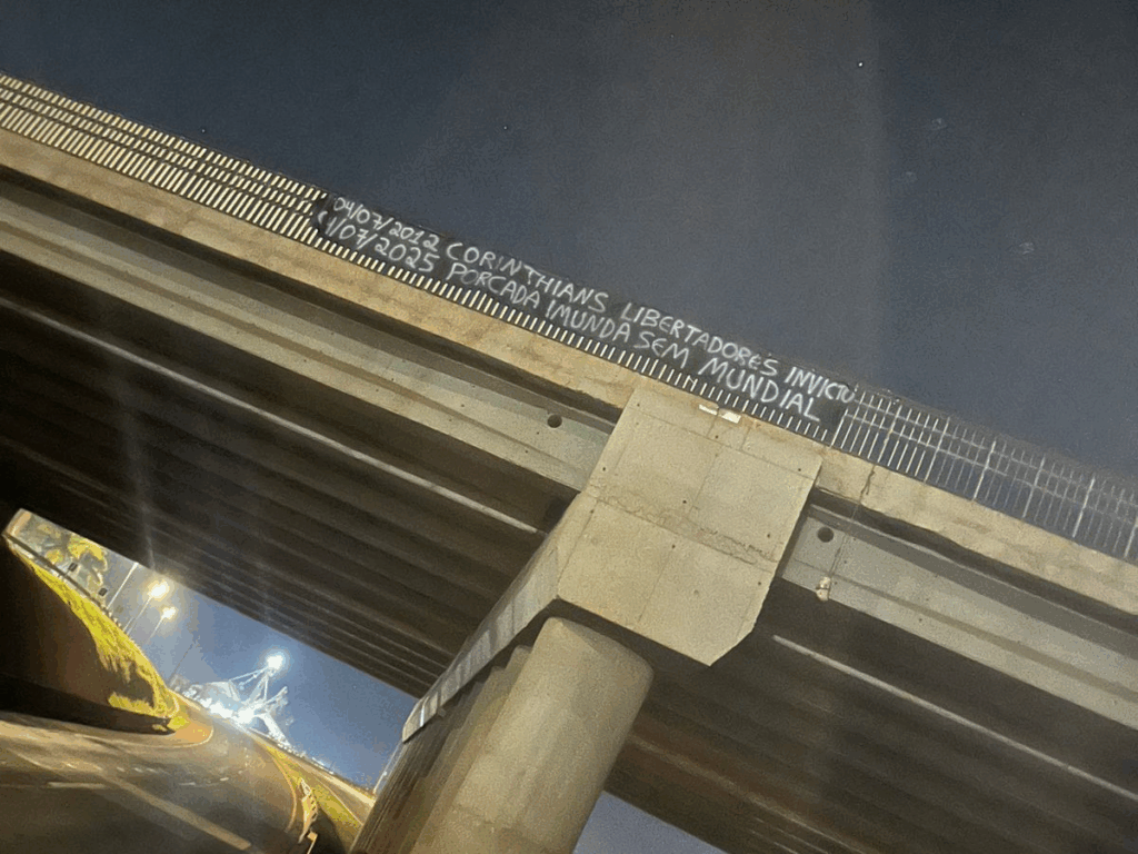 Em dia de dérbi, torcedores do Corinthians em Dourados amarram cabeça de porco em viaduto Em dia de dérbi, torcedores do Corinthians em Dourados amarram cabeça de porco em viaduto