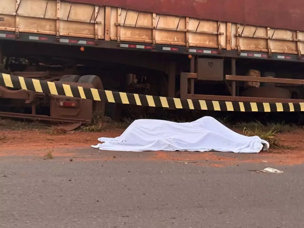 Motorista morre em acidente entre carro parado e carreta Motorista morre em acidente entre carro parado e carreta em Batayporã