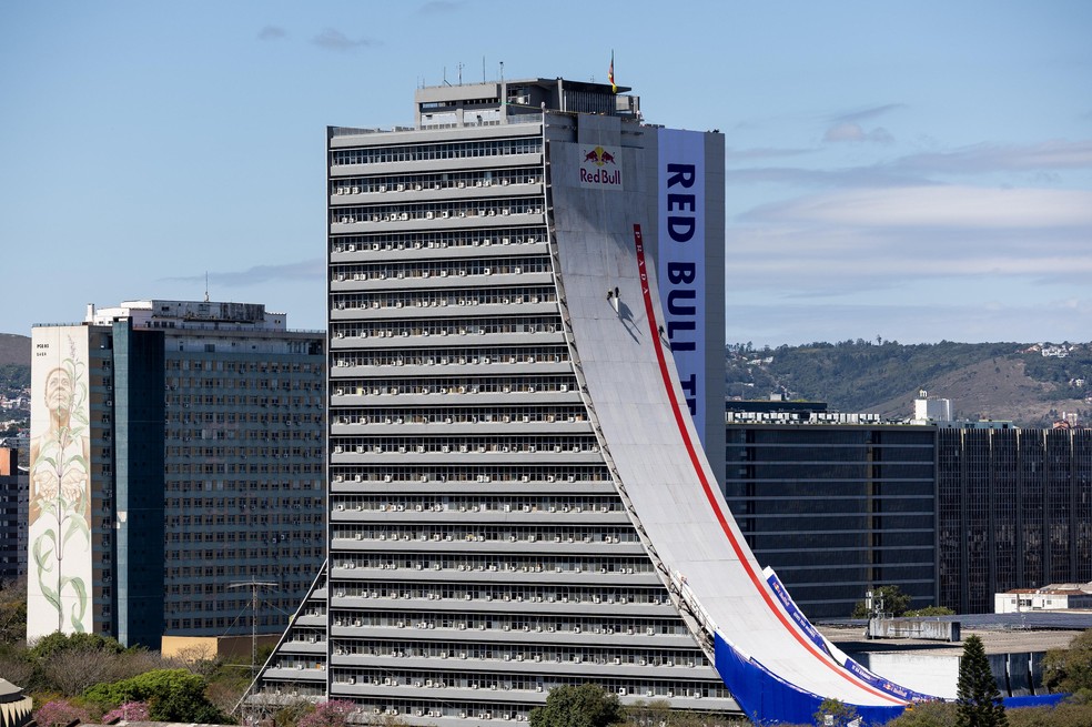 Nesta quinta, skatista desafia megarrampa em prédio de 85 metros no RS Nesta quinta, skatista desafia megarrampa em prédio de 85 metros no RS