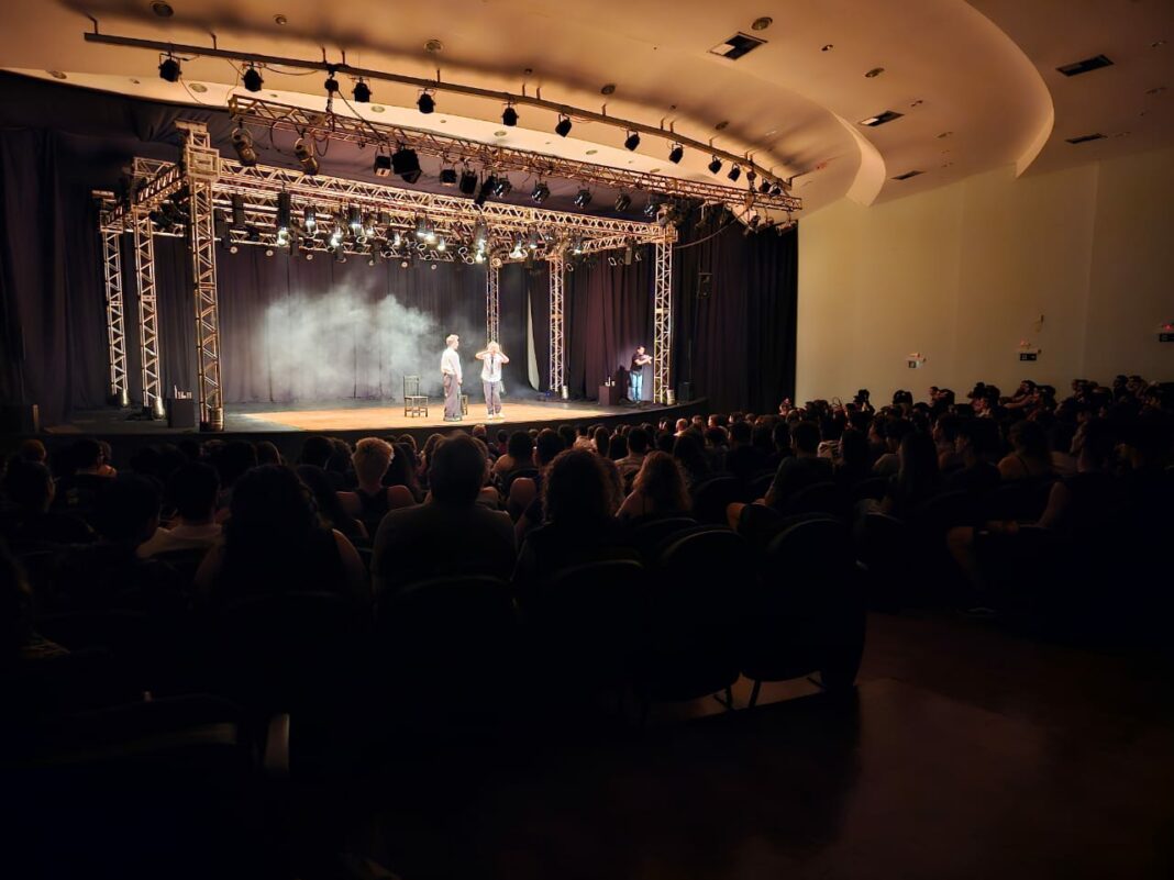 Abertura do FIT Dourados com a peça In On It - RJ e SP