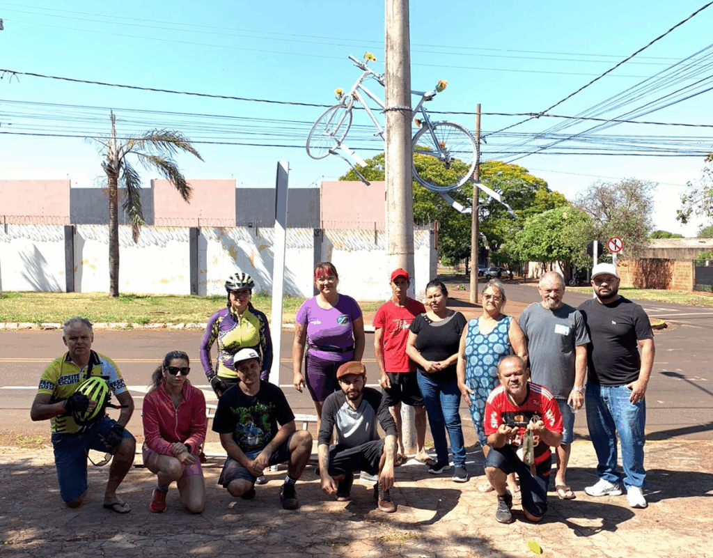 Ciclistas instalam "Bicicleta Branca" em homenagem a vítima de acidente fatal em Dourados
