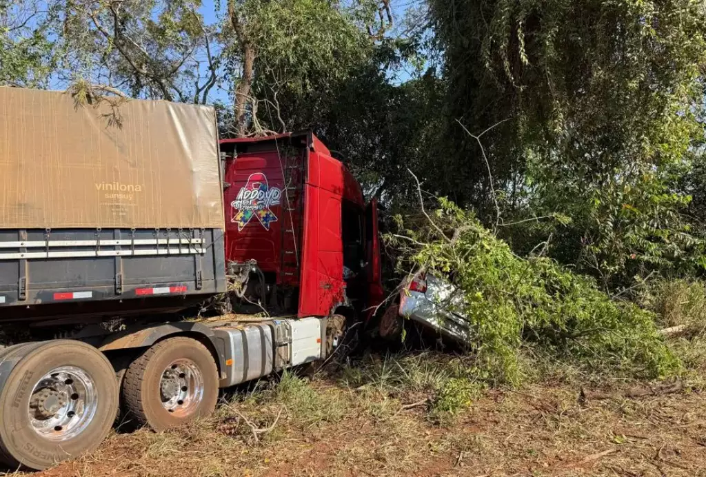 Acidente entre carro e carreta mata motorista e deixa mulher ferida Acidente entre carro e carreta em Bataguassu mata motorista e deixa mulher ferida