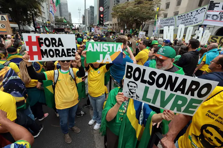 Ato pró-Bolsonaro une governadores e parlamentares de direita em SP Ato pró-Bolsonaro une governadores e parlamentares de direita em SP