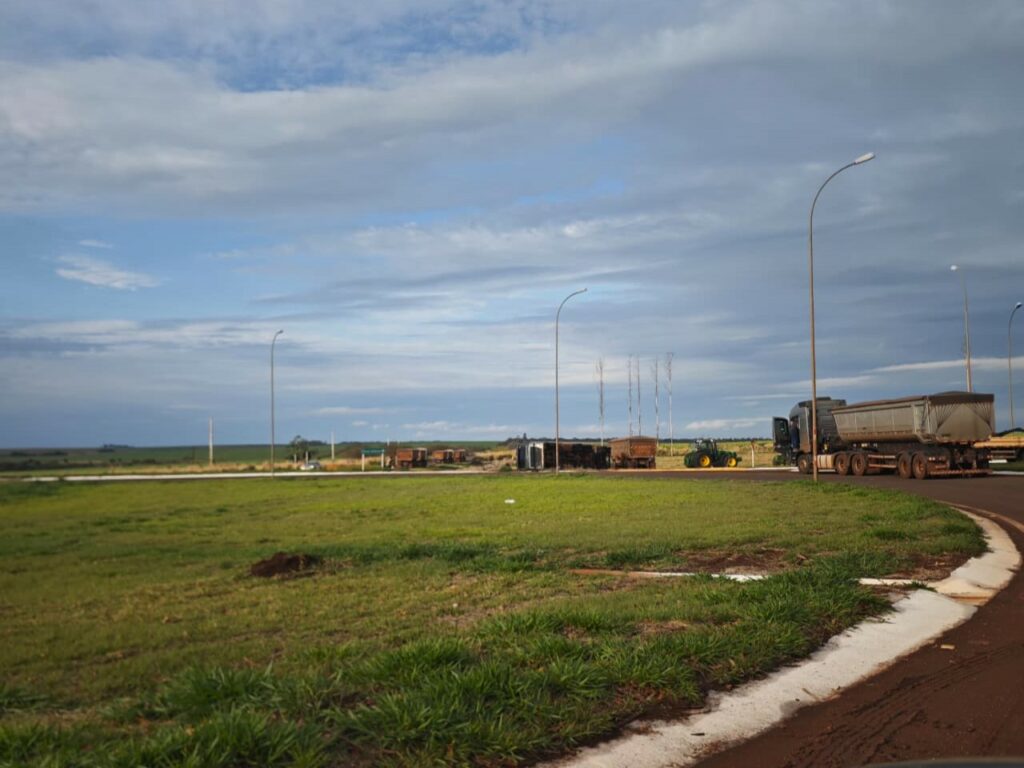 Carreta tomba na MS-379 sentido Laguna Carapã