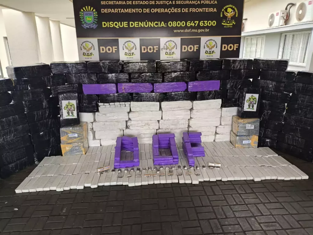 DOF recupera duas caminhonetes furtadas e apreende quase 3,7 toneladas de drogas em bairro de Caarapó DOF recupera duas caminhonetes furtadas e apreende quase 3,7 toneladas de drogas em bairro de Caarapó
