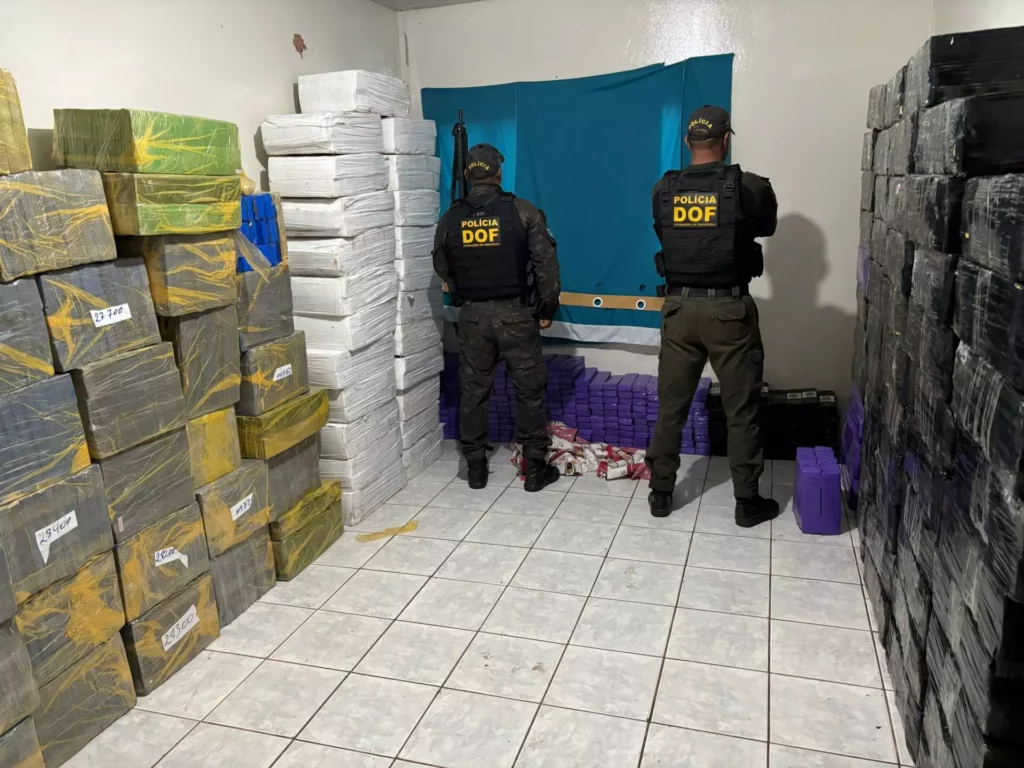 DOF recupera duas caminhonetes furtadas e apreende quase 3,7 toneladas de drogas em bairro de Caarapó DOF recupera duas caminhonetes furtadas e apreende quase 3,7 toneladas de drogas em bairro de Caarapó