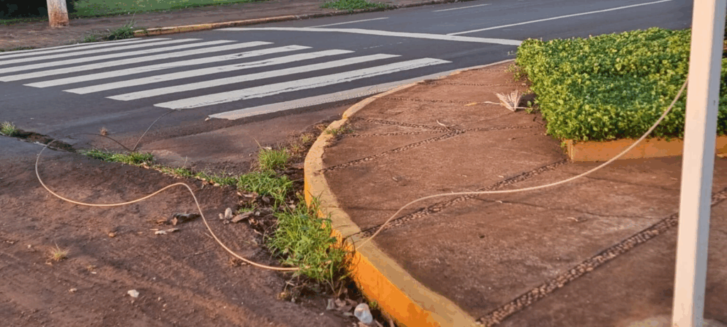 Explosão em rede elétrica acorda vizinhança em Dourados e deixa casas e clínicas sem energia Explosão em rede elétrica acorda vizinhança em Dourados e deixa casas e clínicas sem energia