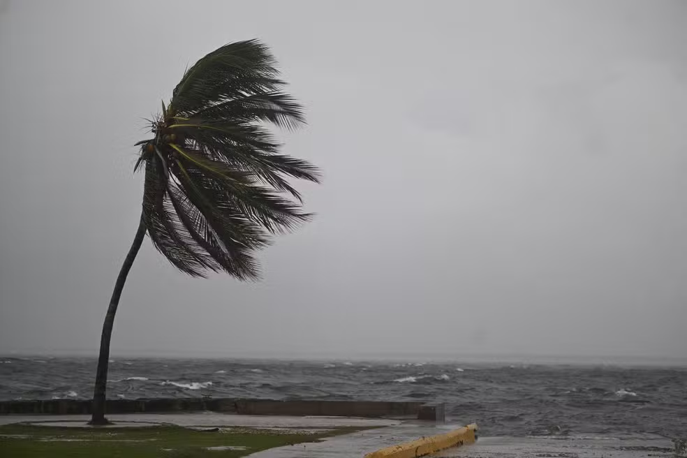 Furacão Melissa atinge categoria 5 e ameaça países do Caribe com ventos de 260 km/h; Jamaica evacua moradores
