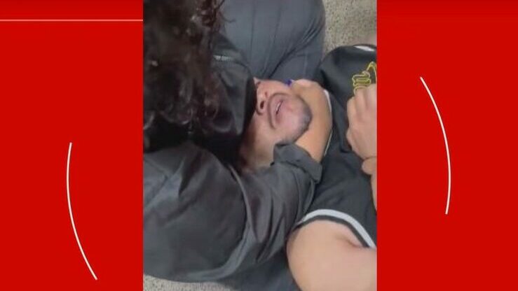 Pai de aluna dá socos em professor e é contido pela própria filha com mata-leão Pai de aluna dá socos em professor e é contido pela própria filha com mata-leão