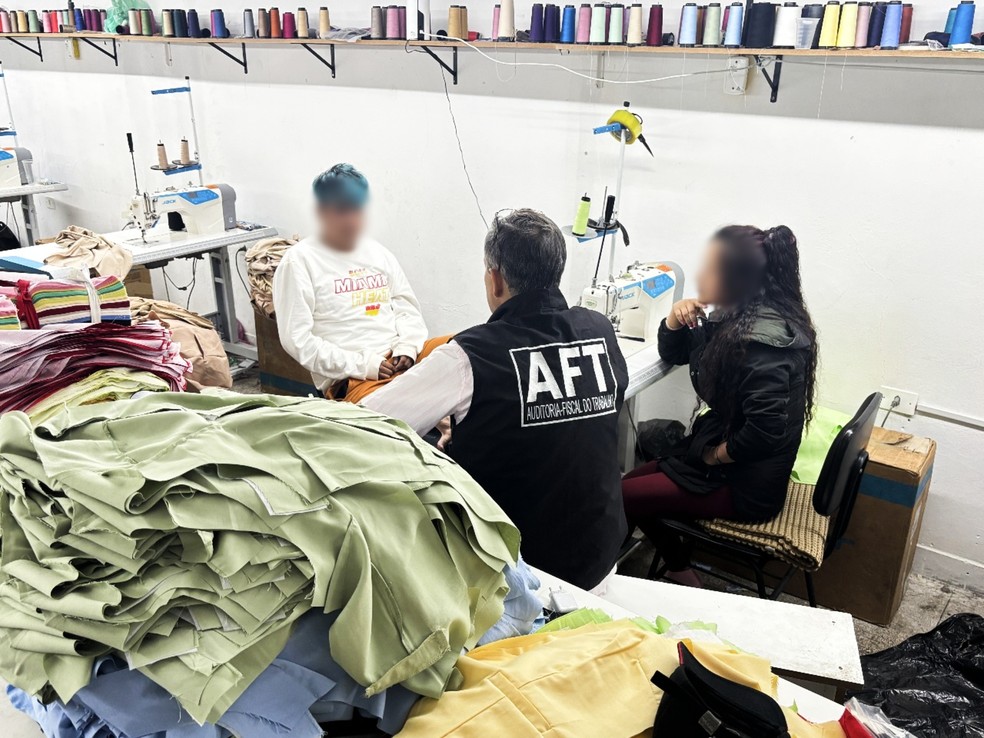 Jornadas de 14h e sem registro: MTE resgata 36 trabalhadores bolivianos em situação análoga à escravidão Jornadas de 14h e sem registro: MTE resgata 36 trabalhadores bolivianos em situação análoga à escravidão