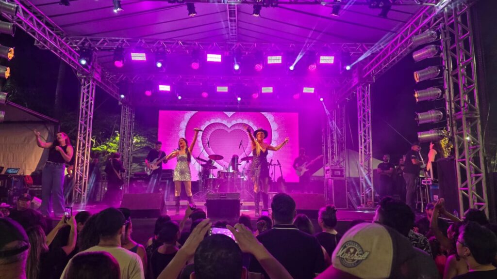 Patrícia & Adriana lotam Praça Antônio João e animam grande público no Natal Encantado