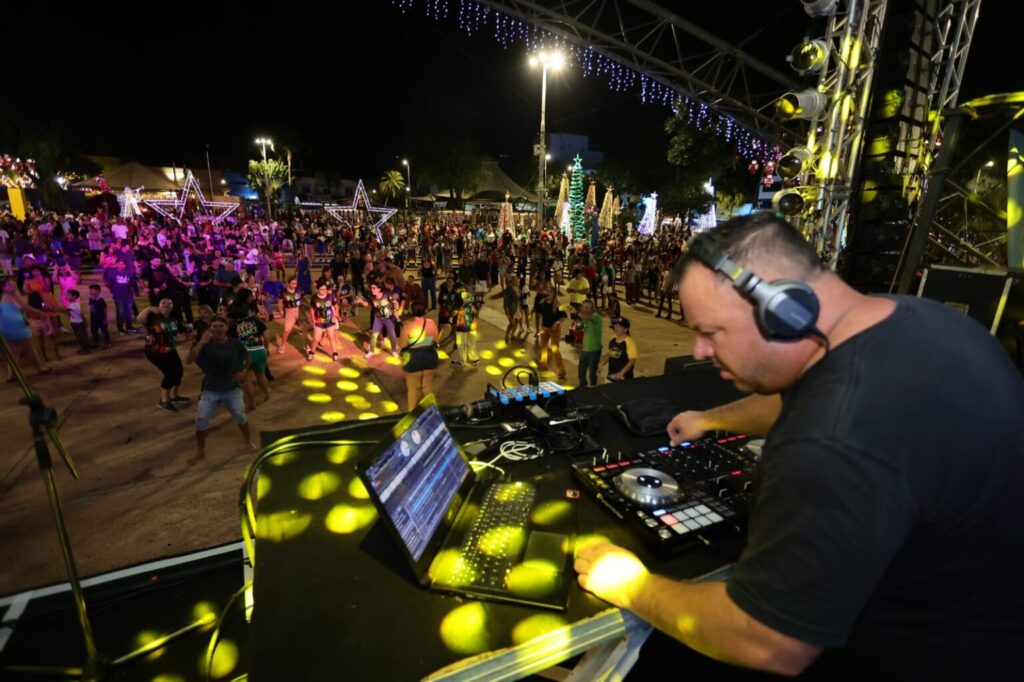 Patrícia & Adriana lotam Praça Antônio João e animam grande público no Natal Encantado